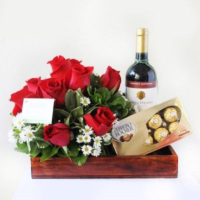 caja de rosas decoradas con montecasino, chocolates y vino